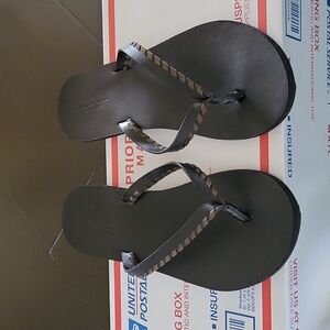 American Eagle size 8 black and gray sandals flip flops